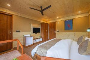 TV a/nebo společenská místnost v ubytování The Charvi Retreat by Exotic Stays