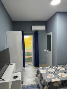 Rúm í herbergi á Bujtina e Qilimave