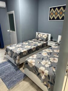 Rúm í herbergi á Bujtina e Qilimave