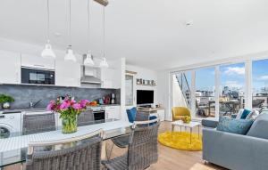 een keuken en woonkamer met een tafel en stoelen bij Stockholm in Olpenitz