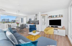 een woonkamer met een blauwe bank en een keuken bij Stockholm in Olpenitz