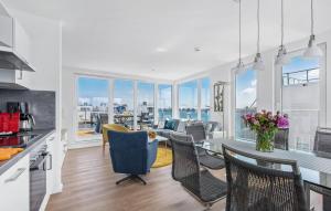 een keuken en woonkamer met een tafel en stoelen bij Stockholm in Olpenitz +20 foto's