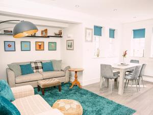 ライにあるRiver View - Stunning Garden Flat w Free Parking Pass The Keysのソファとテーブルのあるリビングルーム