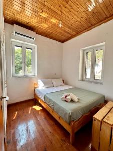 Postel nebo postele na pokoji v ubytování Chrysavgi Stone House + 24 fotografií