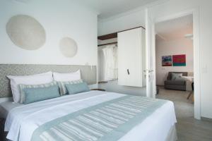 Postel nebo postele na pokoji v ubytování Aurora - Rooms & Suites - Spetses