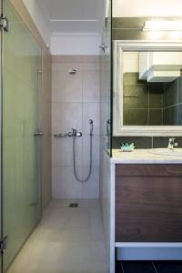 Um banheiro em Aurora - Rooms & Suites - Spetses mais 37 fotos