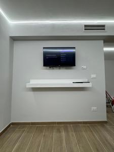 una TV a schermo piatto montata su una parete bianca di Appartamento Esclusivo in Monaco Palace Josephine a Beausoleil Altre 5 foto