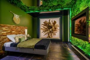 a bedroom with a bed in a green wall at Love Room Evasion Duo in Marseille
