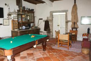 un salon avec une table de billard dans l'établissement Casa Campo Das Bizarras, à Castro Daire