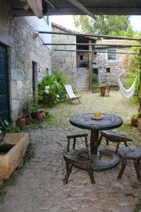 un patio extérieur avec une table et deux bancs dans l'établissement Casa Campo Das Bizarras, à Castro Daire