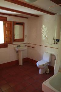 A bathroom at Molino De Pradillo