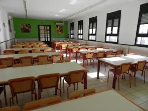 un aula vacía con mesas y sillas en Alberg El Masnou Xanascat, en Teià