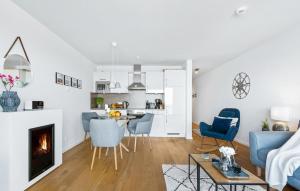 ein Wohnzimmer mit Tisch und Stühlen und einem Kamin in der Unterkunft Meerleben in Olpenitz