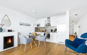 eine Küche und ein Wohnzimmer mit Tisch und Stühlen in der Unterkunft Meerleben in Olpenitz + 15 Fotos