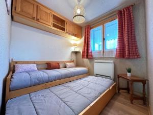 Postel nebo postele na pokoji v ubytování Appartement cosy à Morillon, proche télécabine - FR-1-624-143