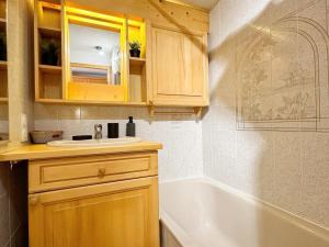 Kuchyň nebo kuchyňský kout v ubytování Appartement cosy à Morillon, proche télécabine - FR-1-624-143 + 11 fotografií