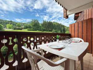 Balkón nebo terasa v ubytování Appartement cosy à Morillon, proche télécabine - FR-1-624-143