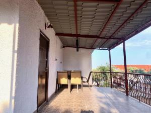 un patio con tavolo sul balcone di Glykeraki's House a Nea Kalikratia