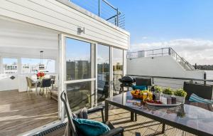 - un balcon avec une table et des fruits dans l'établissement Möwennest, à Olpenitz
