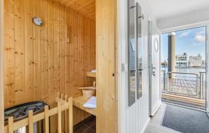 une pièce avec des murs en bois et un balcon avec une horloge dans l'établissement Möwennest, à Olpenitz 21 autres photos