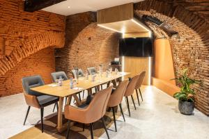 ein Konferenzraum mit einem langen Tisch und Stühlen in der Unterkunft OVYO Hôtel in Toulouse