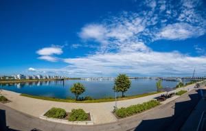 een uitzicht op een grote hoeveelheid water bij Take Five in Olpenitz