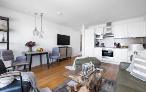 een woonkamer met een bank en een tafel bij Take Five in Olpenitz