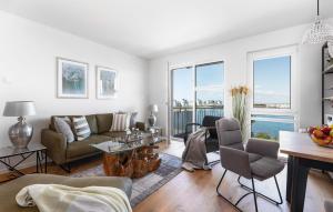 een woonkamer met een bank en een tafel bij Take Five in Olpenitz +13 foto's