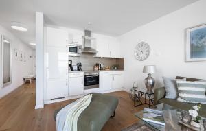 een woonkamer met een bank en een keuken bij Take Five in Olpenitz