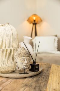 a table with a statue of a head and a lamp at Boutiquehotel Omnia in Valkenburg