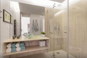 ein Badezimmer mit Glasdusche und Waschbecken in der Unterkunft Studios Baixa Downtown Porto in Porto + 33 Fotos