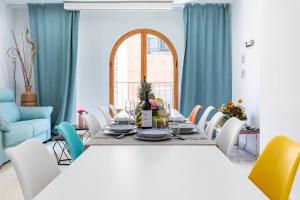 a dining room with a table and chairs at Grand Villa Valencia- large groups-8 min to Center by Metro in Valencia