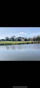 Afbeelding uit fotogalerij van Little lake lodge faceboo in Armoy +3 foto's