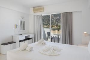 Postel nebo postele na pokoji v ubytování Evripides triple room 1 + 21 fotografií