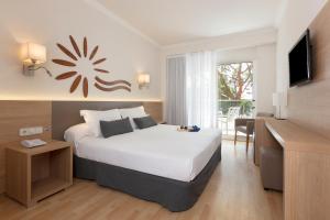 a hotel room with a bed and a television at Hotel Las Vegas in Salou