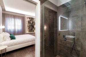 Koupelna v ubytování Como Lakeside Suites