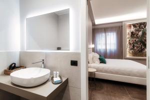 Postel nebo postele na pokoji v ubytování Como Lakeside Suites