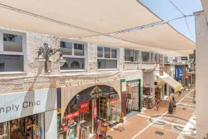 widok z góry na centrum handlowe ze sklepami w obiekcie San Miguel centro de Torremolinos w mieście Torremolinos