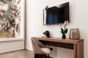 TV a/nebo společenská místnost v ubytování Como Lakeside Suites