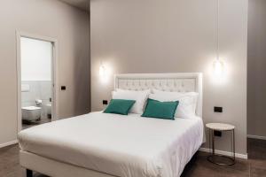 Postel nebo postele na pokoji v ubytování Como Lakeside Suites