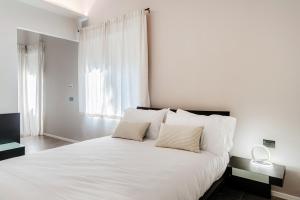 Postel nebo postele na pokoji v ubytování Como Lakeside Suites