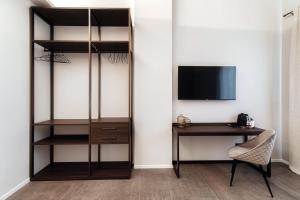 TV a/nebo společenská místnost v ubytování Como Lakeside Suites