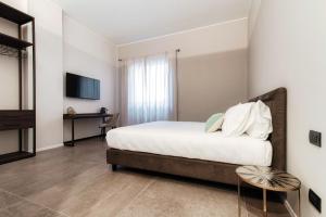 Postel nebo postele na pokoji v ubytování Como Lakeside Suites