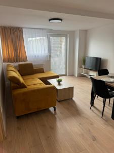 TV a/nebo společenská místnost v ubytování Apartmán Lesná 5, Bojnice