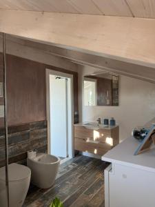 a large bathroom with a tub and a sink at Quercus Hom&xperiences in Villa Gorizia