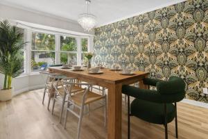 Χώρος καθιστικού στο 5Mins 2 Beach~HeatedPool~Trampoline~HotTub~Theater