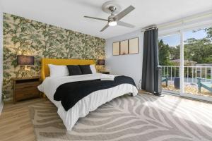 Ένα ή περισσότερα κρεβάτια σε δωμάτιο στο 5Mins 2 Beach~HeatedPool~Trampoline~HotTub~Theater +76 φωτογραφίες