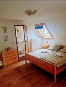 una camera con letto, finestra e specchio di Panoramablick Hohenrode a Sasbachwalden