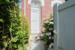 an entrance to a brick house with a door at Maison Familiale Moderne Calme - Marcq-en-Barœul in Marcq-en-Baroeul