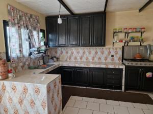 a kitchen with black cabinets and a counter top at Vivre un experience inoubliable in Casablanca